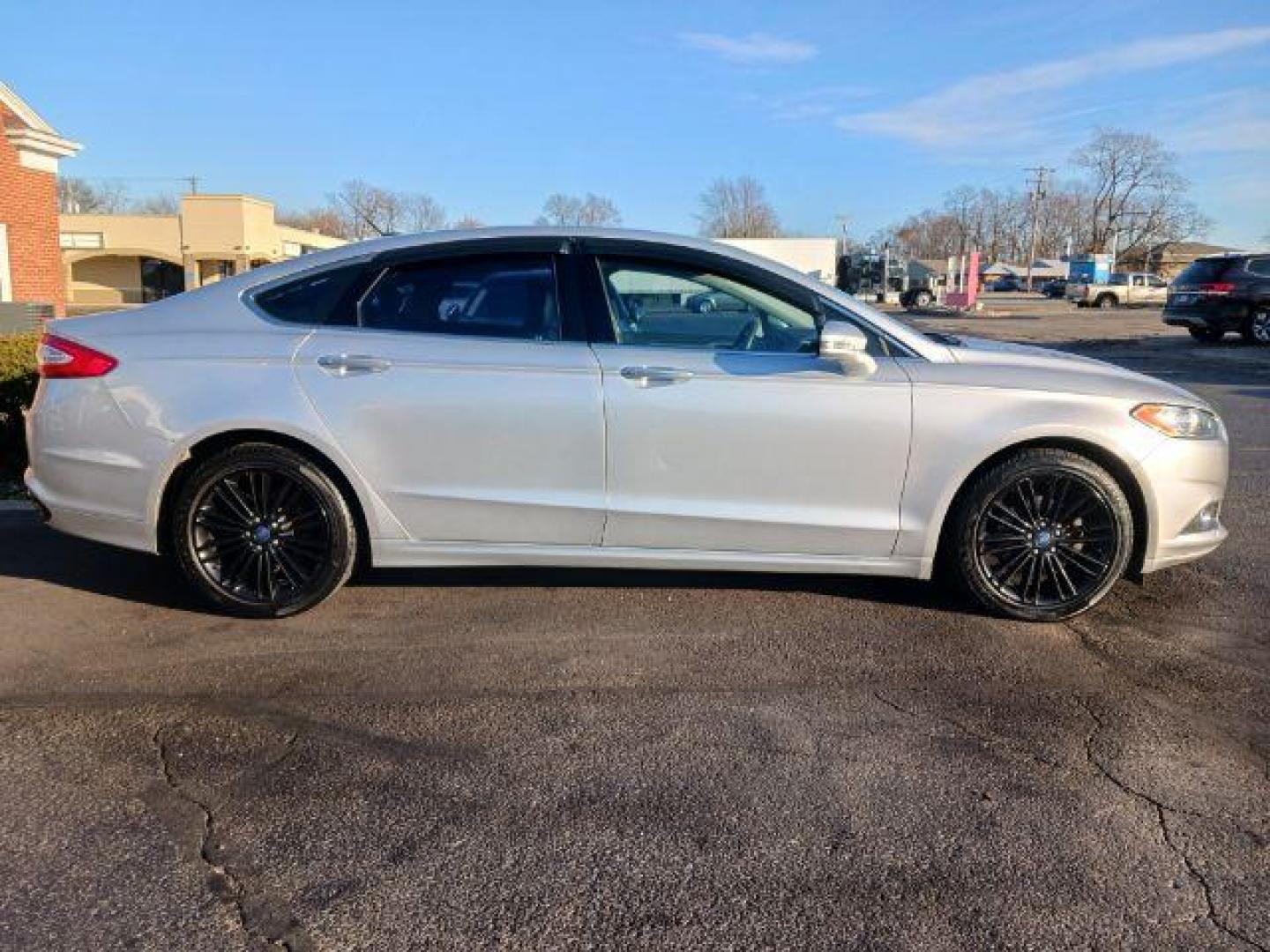 2016 Ingot Silver Metallic Ford Fusion SE (3FA6P0H99GR) with an 2.0L L4 DOHC 16V engine, 6-Speed Automatic transmission, located at 1230 East Main St, Xenia, OH, 45385, (937) 908-9800, 39.688026, -83.910172 - Photo#4