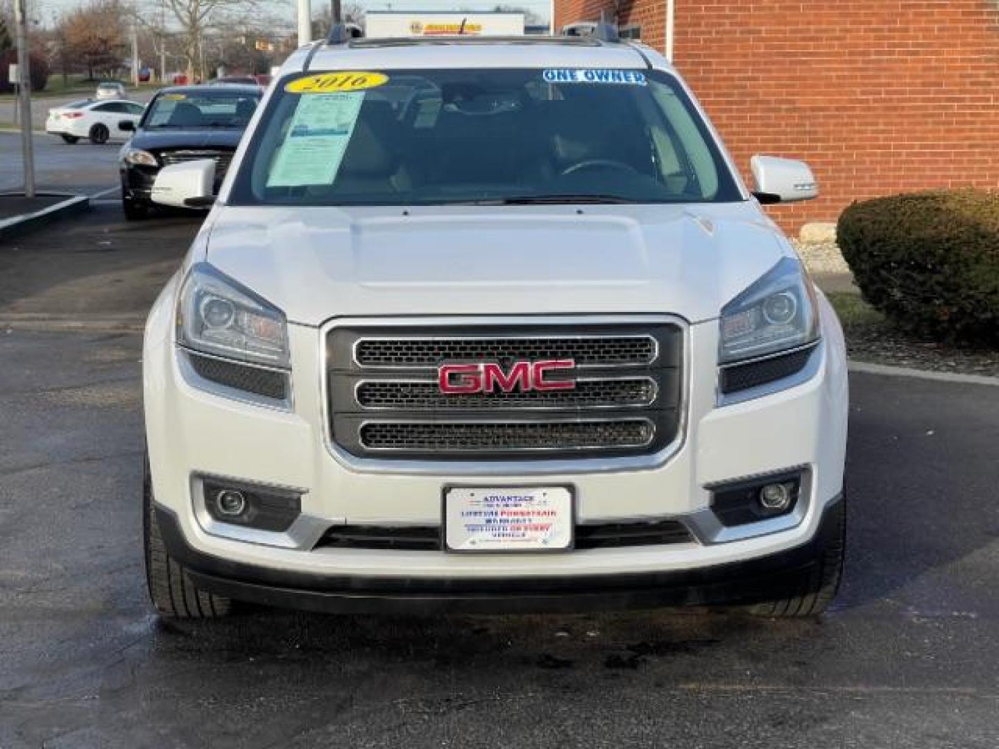 2016 Summit White GMC Acadia SLT-1 FWD (1GKKRRKD7GJ) with an 3.6L V6 DOHC 24V engine, 6-Speed Automatic transmission, located at 1230 East Main St, Xenia, OH, 45385, (937) 908-9800, 39.688026, -83.910172 - Photo#2