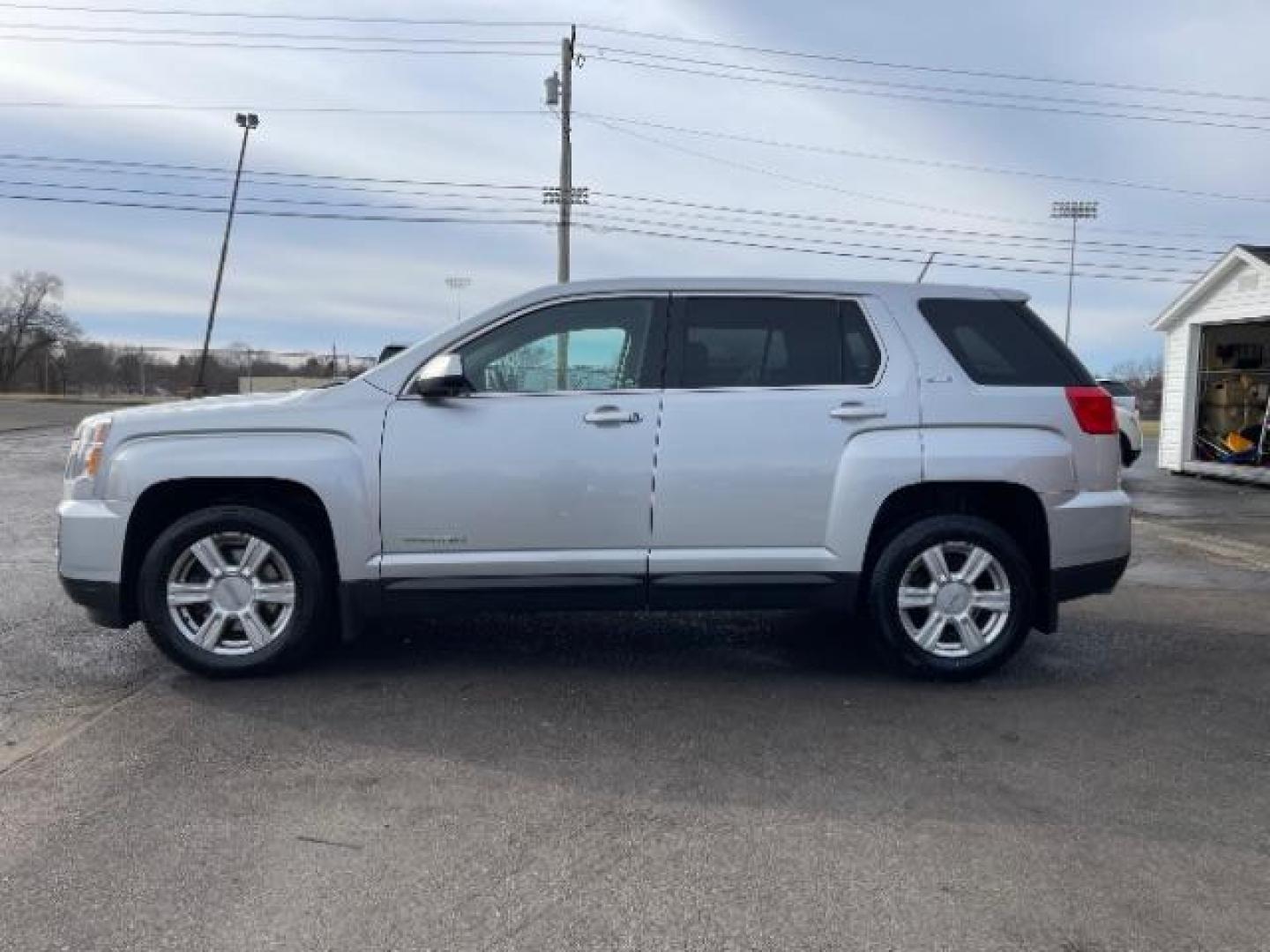 2016 Quicksilver Metallic GMC Terrain SLE2 AWD (2GKFLSEK2G6) with an 2.4L L4 DOHC 16V engine, 6-Speed Automatic transmission, located at 1230 East Main St, Xenia, OH, 45385, (937) 908-9800, 39.688026, -83.910172 - Photo#2