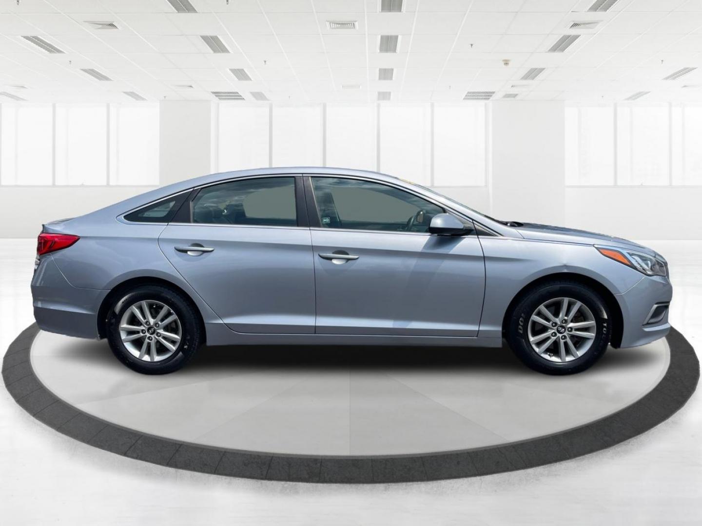 2016 Shale Gray Metallic Hyundai Sonata SE (5NPE24AF1GH) with an 2.4L L4 DOHC 16V engine, 7-Speed Automatic transmission, located at 401 Woodman Dr, Riverside, OH, 45431, (937) 908-9800, 39.760899, -84.123421 - Photo#1