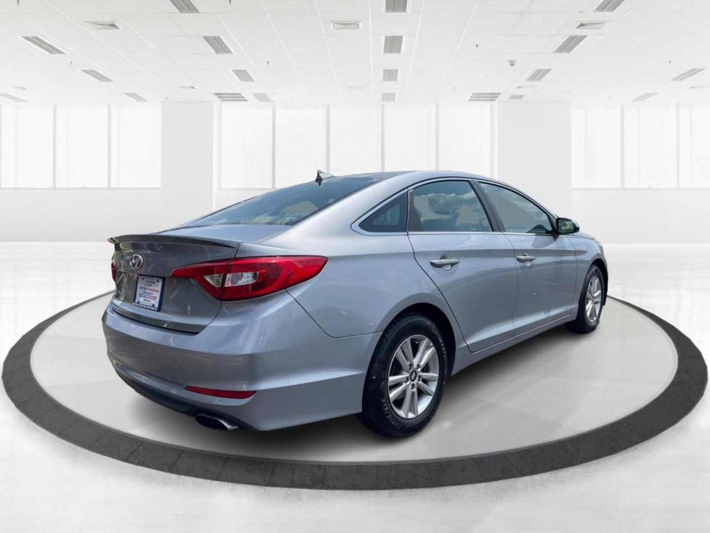 2016 Shale Gray Metallic Hyundai Sonata SE (5NPE24AF1GH) with an 2.4L L4 DOHC 16V engine, 7-Speed Automatic transmission, located at 401 Woodman Dr, Riverside, OH, 45431, (937) 908-9800, 39.760899, -84.123421 - Photo#2