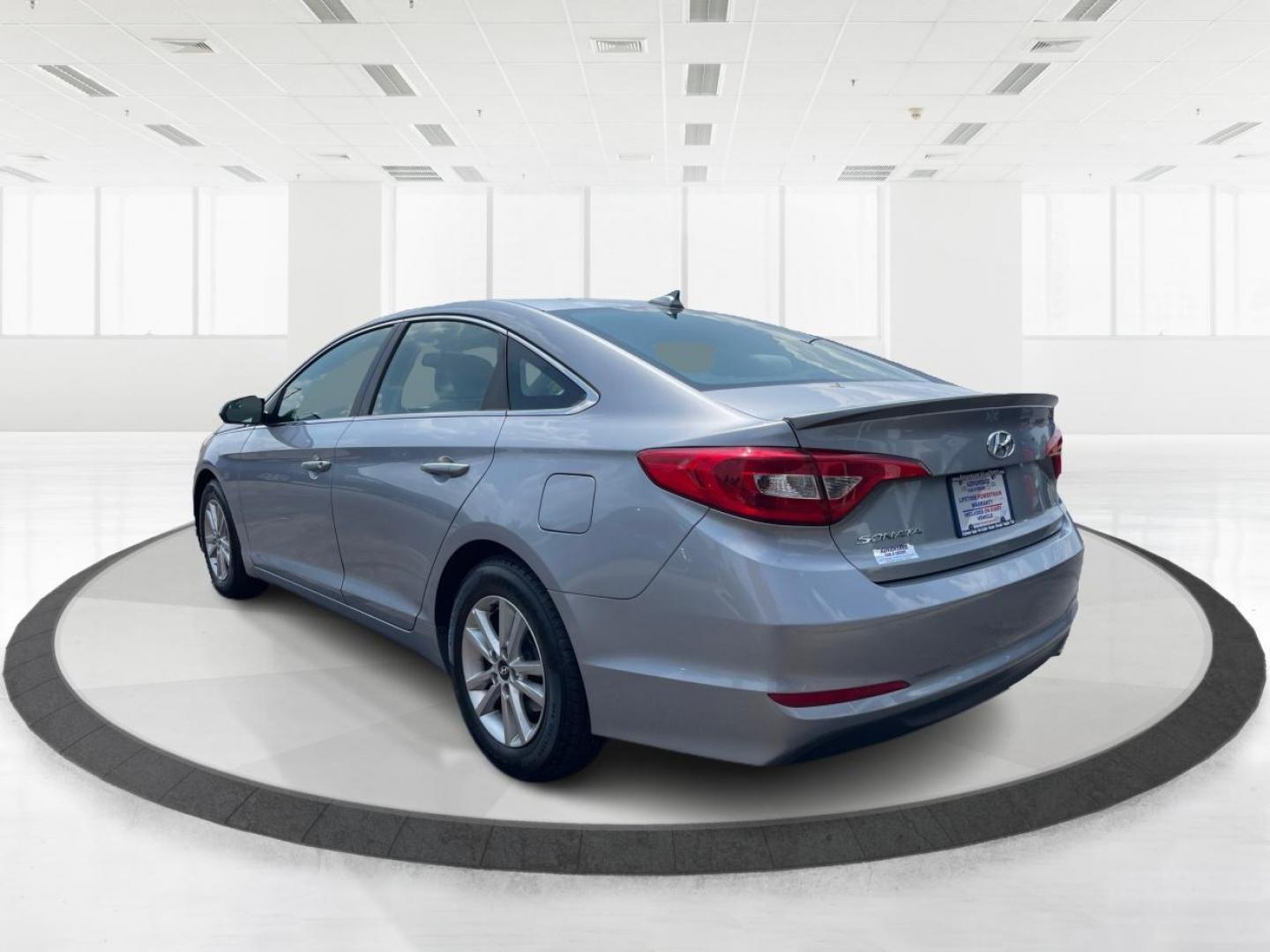 2016 Shale Gray Metallic Hyundai Sonata SE (5NPE24AF1GH) with an 2.4L L4 DOHC 16V engine, 7-Speed Automatic transmission, located at 401 Woodman Dr, Riverside, OH, 45431, (937) 908-9800, 39.760899, -84.123421 - Photo#4