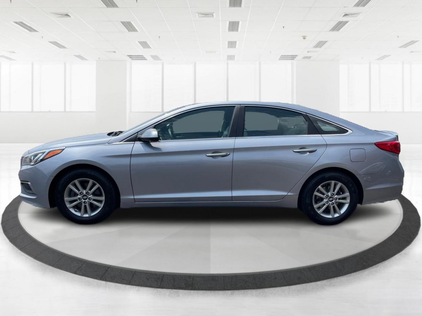 2016 Shale Gray Metallic Hyundai Sonata SE (5NPE24AF1GH) with an 2.4L L4 DOHC 16V engine, 7-Speed Automatic transmission, located at 401 Woodman Dr, Riverside, OH, 45431, (937) 908-9800, 39.760899, -84.123421 - Photo#5