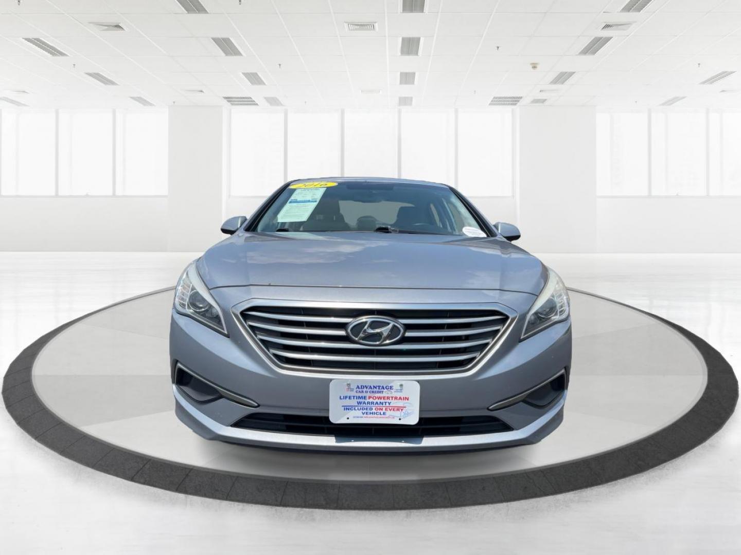 2016 Shale Gray Metallic Hyundai Sonata SE (5NPE24AF1GH) with an 2.4L L4 DOHC 16V engine, 7-Speed Automatic transmission, located at 401 Woodman Dr, Riverside, OH, 45431, (937) 908-9800, 39.760899, -84.123421 - Photo#6