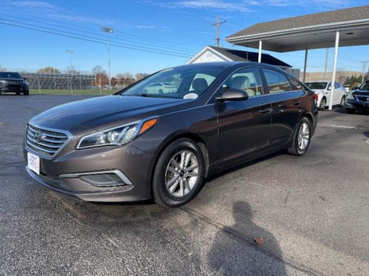 2016 Dark Truffle Hyundai Sonata SE (5NPE24AF3GH) with an 2.4L L4 DOHC 16V engine, 7-Speed Automatic transmission, located at 1099 N County Rd 25A , Troy, OH, 45373, (937) 908-9800, 40.057079, -84.212883 - Photo#1