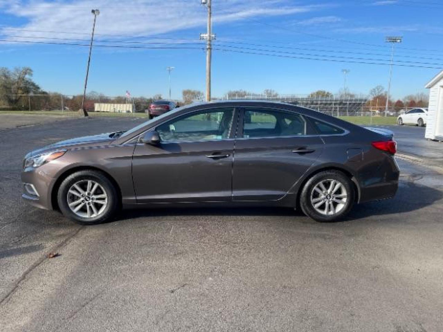 2016 Dark Truffle Hyundai Sonata SE (5NPE24AF3GH) with an 2.4L L4 DOHC 16V engine, 7-Speed Automatic transmission, located at 1099 N County Rd 25A , Troy, OH, 45373, (937) 908-9800, 40.057079, -84.212883 - Photo#2