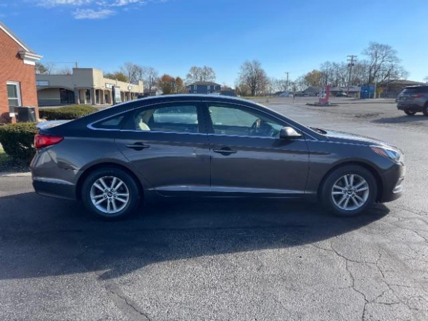 2016 Dark Truffle Hyundai Sonata SE (5NPE24AF3GH) with an 2.4L L4 DOHC 16V engine, 7-Speed Automatic transmission, located at 1099 N County Rd 25A , Troy, OH, 45373, (937) 908-9800, 40.057079, -84.212883 - Photo#3