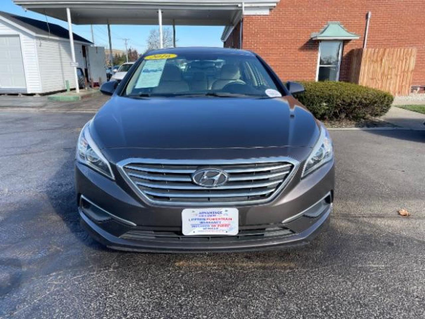 2016 Dark Truffle Hyundai Sonata SE (5NPE24AF3GH) with an 2.4L L4 DOHC 16V engine, 7-Speed Automatic transmission, located at 1099 N County Rd 25A , Troy, OH, 45373, (937) 908-9800, 40.057079, -84.212883 - Photo#5