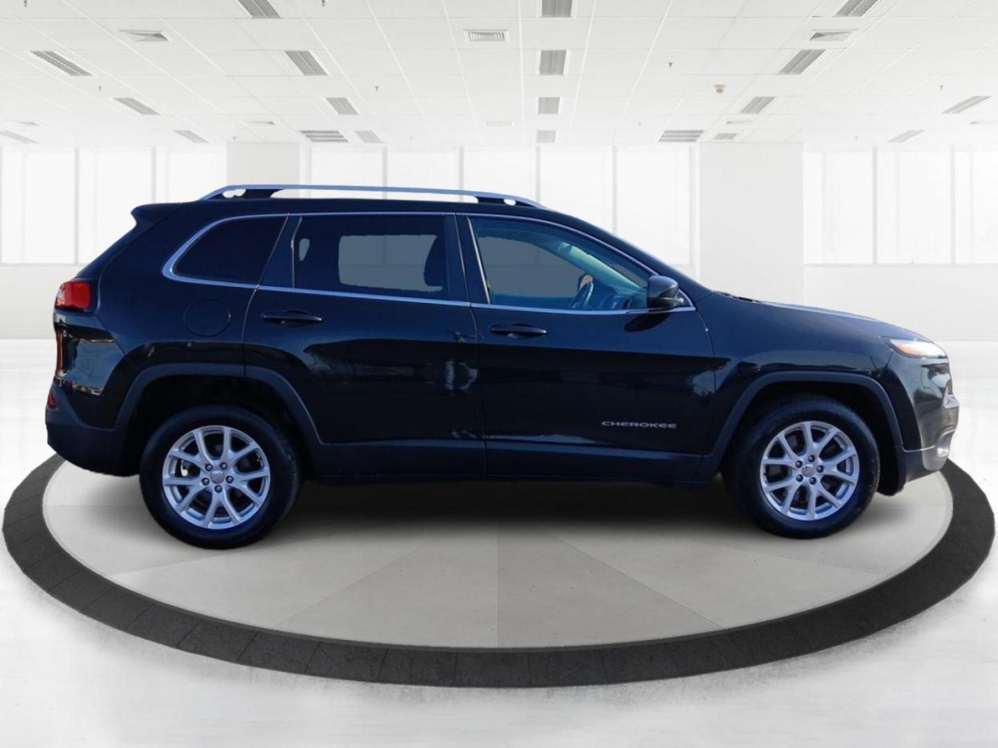 2016 Jeep Cherokee Latitude FWD (1C4PJLCB1GW) with an 2.4L L4 DOHC 16V engine, 9-Speed Automatic transmission, located at 1184 Kauffman Ave, Fairborn, OH, 45324, (937) 908-9800, 39.807072, -84.030914 - 2016 Jeep Cherokee Latitude FWD - Photo#1