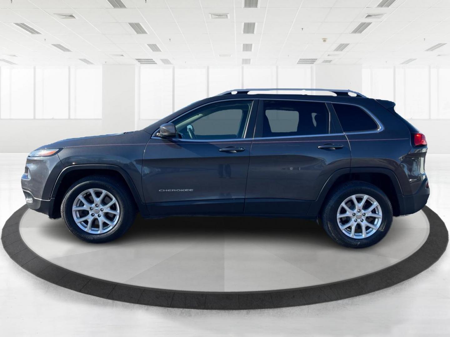 2016 Jeep Cherokee Latitude 4WD (1C4PJMCBXGW) with an 2.4L L4 DOHC 16V engine, 9-Speed Automatic transmission, located at 1230 East Main St, Xenia, OH, 45385, (937) 908-9800, 39.688026, -83.910172 - 2016 Jeep Cherokee Latitude 4WD - Photo#5