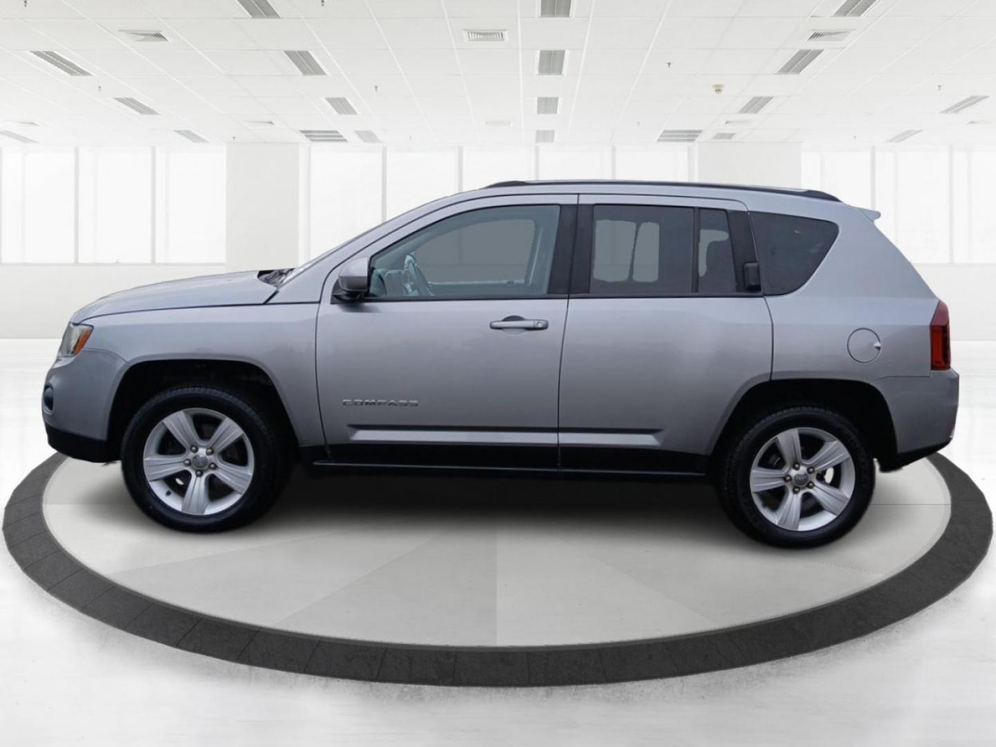 2016 Silver Jeep Compass Latitude 4WD (1C4NJDEB5GD) with an 2.4L L4 DOHC 16V engine, 6A transmission, located at 401 Woodman Dr, Riverside, OH, 45431, (937) 908-9800, 39.760899, -84.123421 - Photo#5