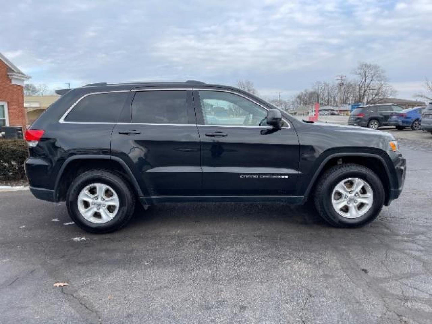 2016 Brilliant Black Crystal Pearl Coat Jeep Grand Cherokee Laredo 4WD (1C4RJFAG0GC) with an 3.6L V6 DOHC 24V engine, 8-Speed Automatic transmission, located at 1230 East Main St, Xenia, OH, 45385, (937) 908-9800, 39.688026, -83.910172 - Photo#3