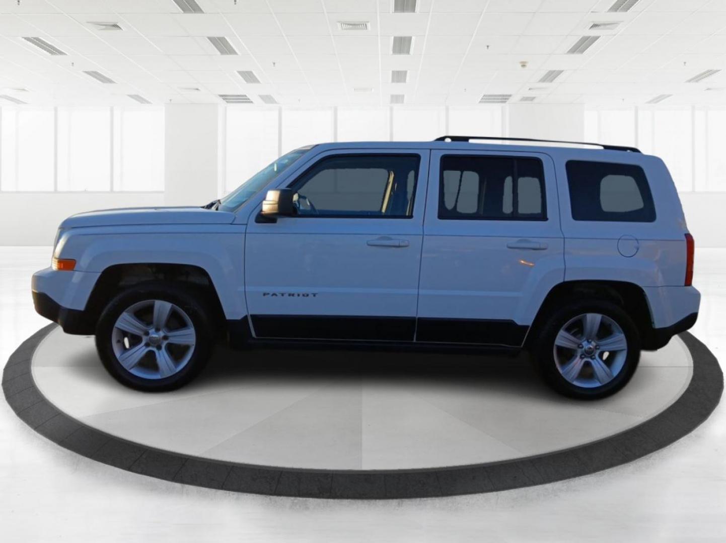 2016 Jeep Patriot Latitude 2WD (1C4NJPFA5GD) with an 2.0L L4 DOHC 16V engine, located at 1230 East Main St, Xenia, OH, 45385, (937) 908-9800, 39.688026, -83.910172 - 2016 Jeep Patriot Latitude 2WD - Photo#5