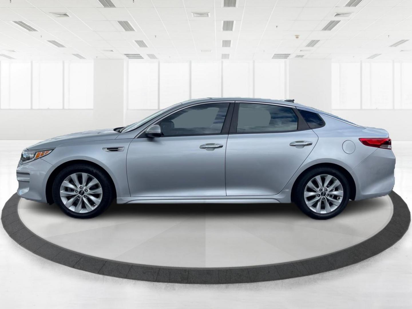 2016 Sparkling Silver Kia Optima (5XXGT4L39GG) with an 2.4L L4 DOHC 16V engine, 6-Speed Automatic transmission, located at 1184 Kauffman Ave, Fairborn, OH, 45324, (937) 908-9800, 39.807072, -84.030914 - Photo#5