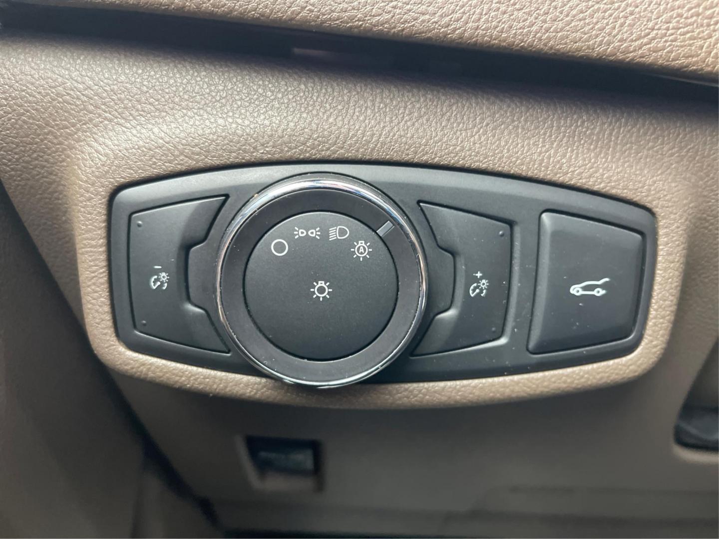 2016 Lincoln Mkc Reserve (5LMTJ3DH5GU) with an Other engine, located at 1230 East Main St, Xenia, OH, 45385, (937) 908-9800, 39.688026, -83.910172 - Photo#17