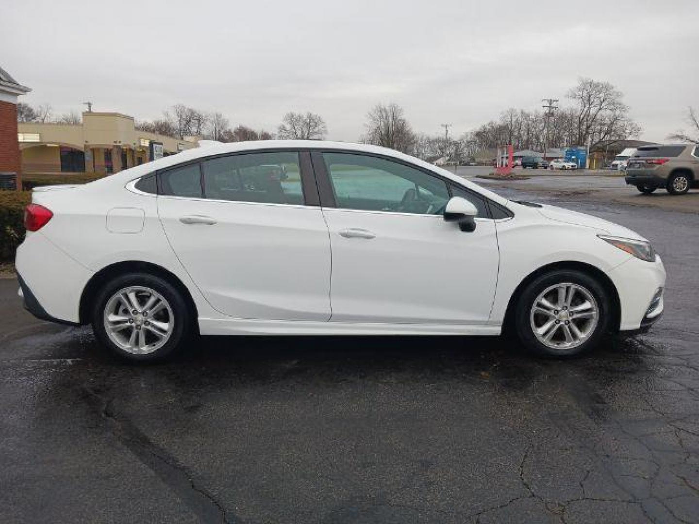 2017 Summit White Chevrolet Cruze LT Auto (1G1BE5SM9H7) with an 1.4L L4 DOHC 16V TURBO engine, 6-Speed Automatic transmission, located at 1951 S Dayton Lakeview Rd., New Carlisle, OH, 45344, (937) 908-9800, 39.890999, -84.050255 - Photo#4