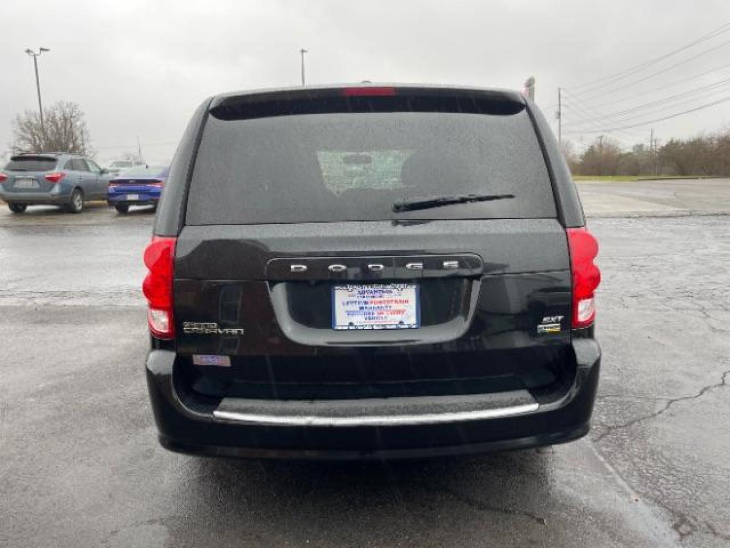 2017 Brilliant Black Crystal Pearl Coat Dodge Grand Caravan SXT (2C4RDGCG4HR) with an 3.6L V6 DOHC 24V engine, 6-Speed Automatic transmission, located at 1230 East Main St, Xenia, OH, 45385, (937) 908-9800, 39.688026, -83.910172 - Photo#4