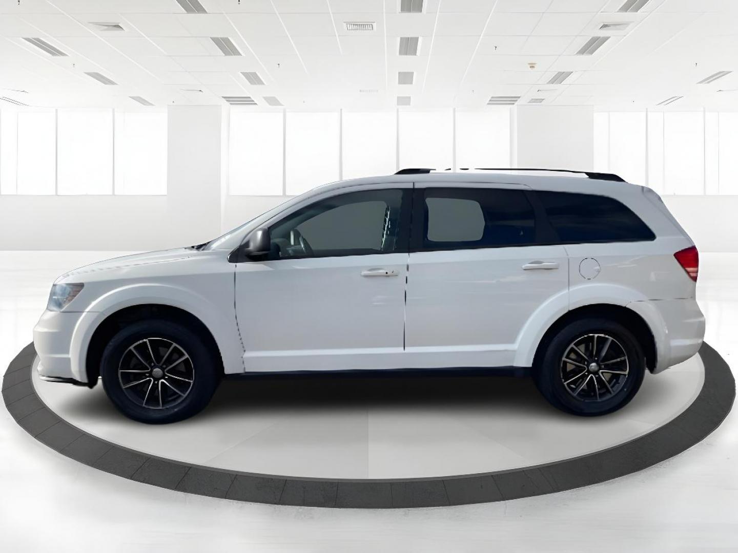 2017 Whtie Noise Tri-Coat Dodge Journey SE (3C4PDCAB5HT) with an 2.4L L4 DOHC 16V engine, 4-Speed Automatic transmission, located at 1184 Kauffman Ave, Fairborn, OH, 45324, (937) 908-9800, 39.807072, -84.030914 - Photo#2