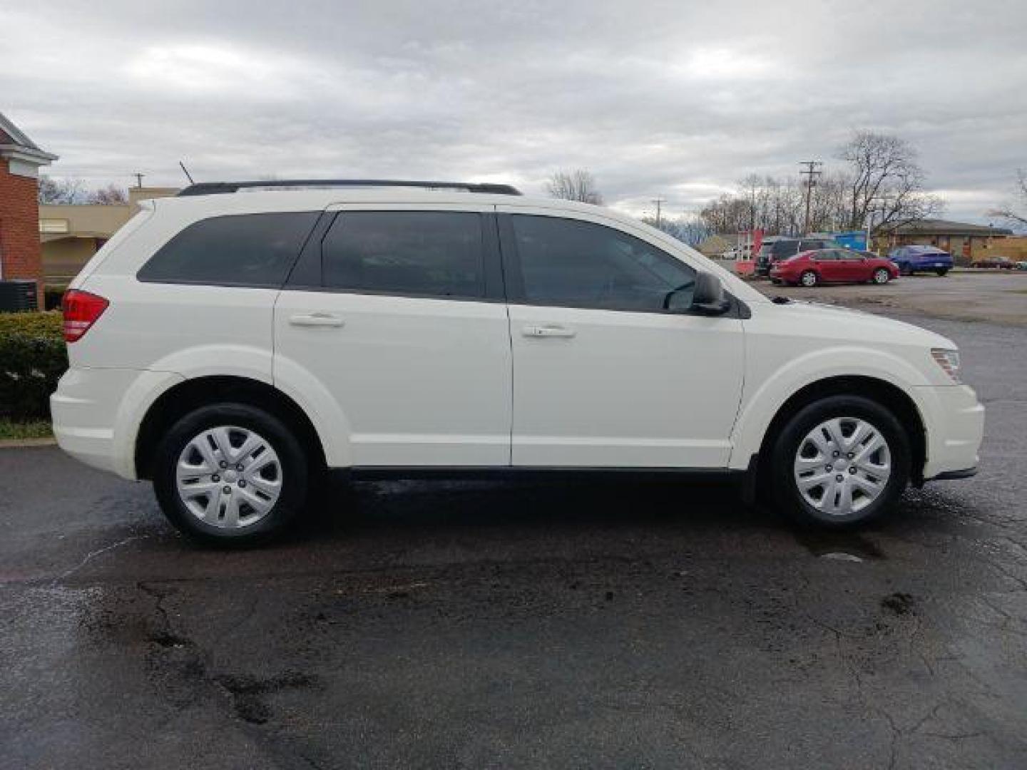 2017 White Dodge Journey SE (3C4PDCAB8HT) with an 2.4L L4 DOHC 16V engine, 4-Speed Automatic transmission, located at 1184 Kauffman Ave, Fairborn, OH, 45324, (937) 908-9800, 39.807072, -84.030914 - Photo#4