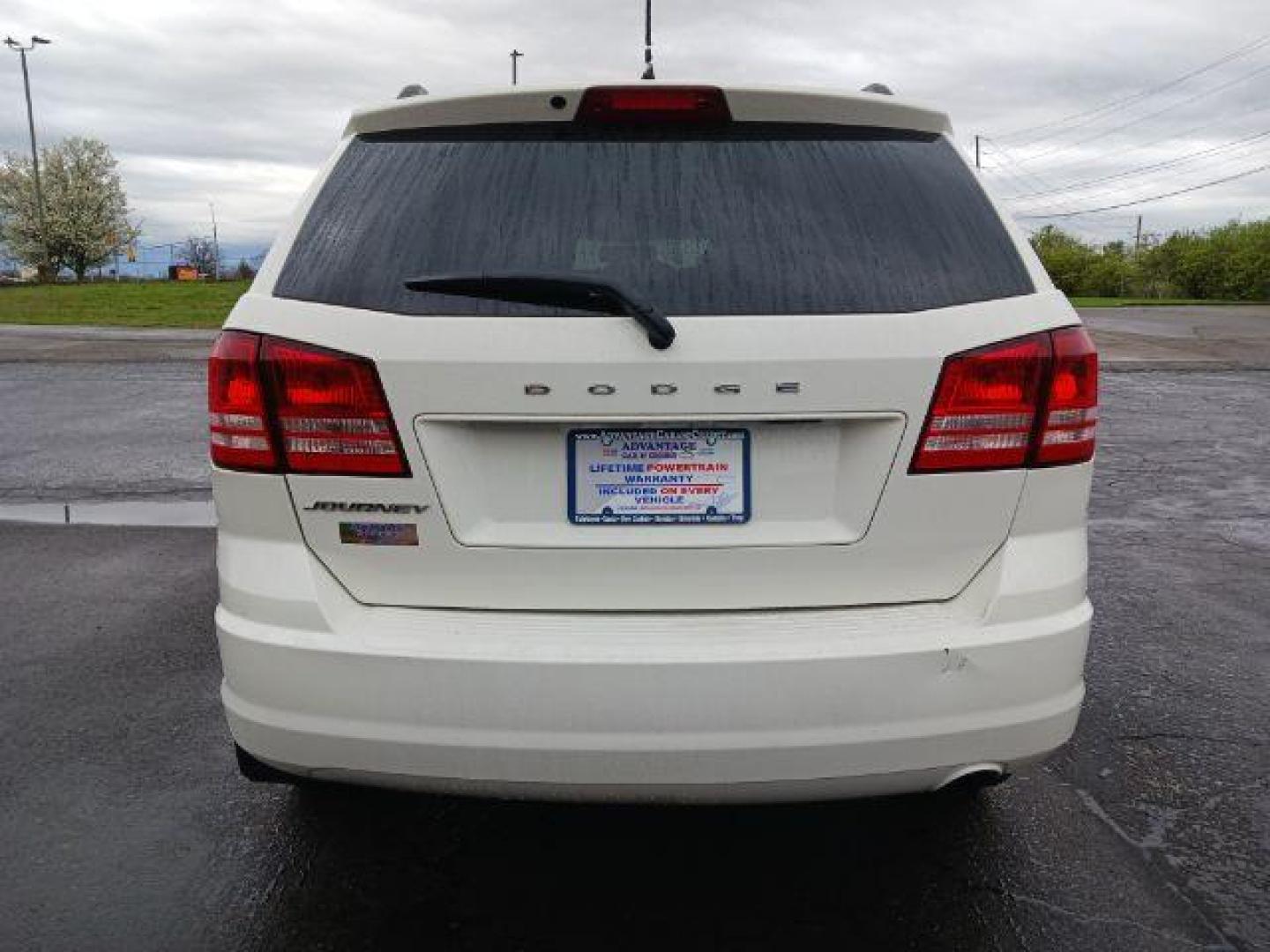 2017 White Dodge Journey SE (3C4PDCAB8HT) with an 2.4L L4 DOHC 16V engine, 4-Speed Automatic transmission, located at 1184 Kauffman Ave, Fairborn, OH, 45324, (937) 908-9800, 39.807072, -84.030914 - Photo#5