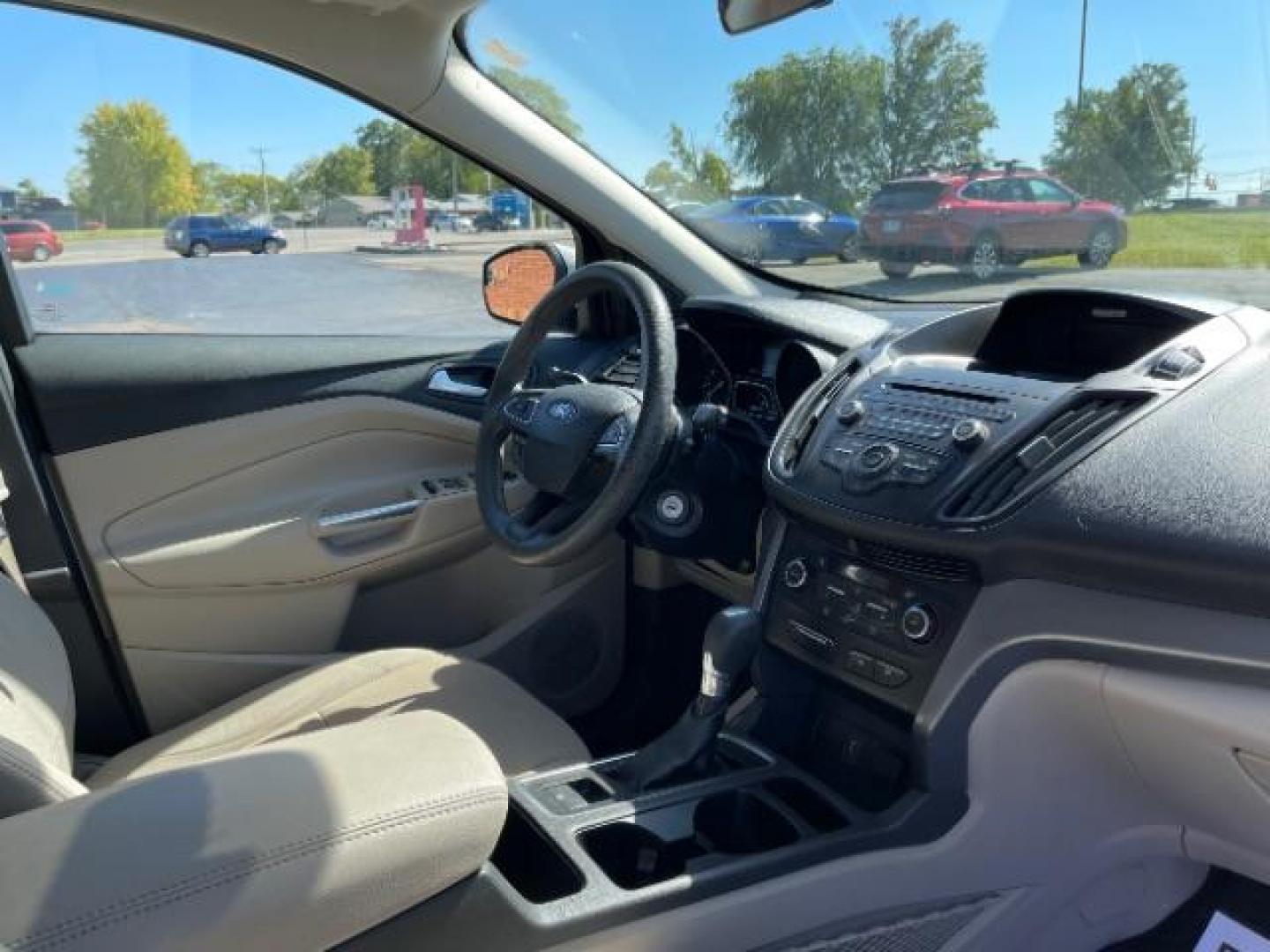 2017 White Platinum Tri-Coat Metallic Ford Escape SE FWD (1FMCU0GD1HU) with an 1.5L L4 DOHC 16V engine, 6-Speed Automatic transmission, located at 4508 South Dixie Dr, Moraine, OH, 45439, (937) 908-9800, 39.689976, -84.218452 - Photo#6