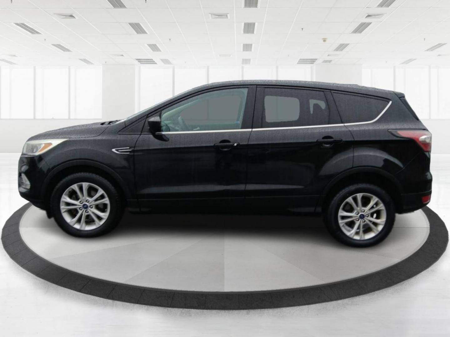 2017 Ford Escape SE FWD (1FMCU0GD3HU) with an 1.5L L4 DOHC 16V engine, 6-Speed Automatic transmission, located at 880 E. National Road, Vandalia, OH, 45377, (937) 908-9800, 39.891918, -84.183594 - 2017 Ford Escape SE FWD - Photo#4