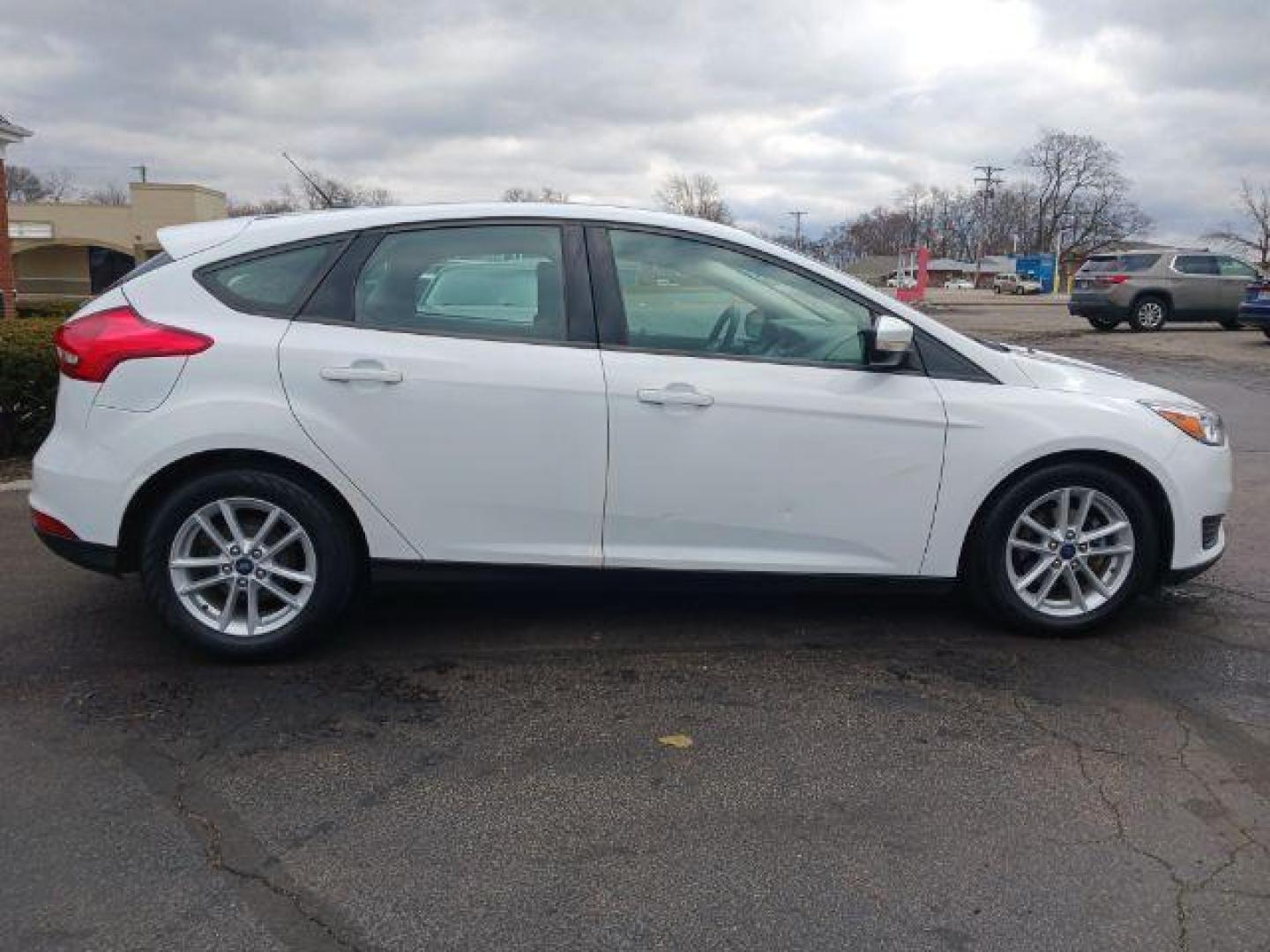 2017 Oxford White Ford Focus SE Hatch (1FADP3K23HL) with an 2.0L L4 DOHC 16V engine, located at 4508 South Dixie Dr, Moraine, OH, 45439, (937) 908-9800, 39.689976, -84.218452 - Photo#4