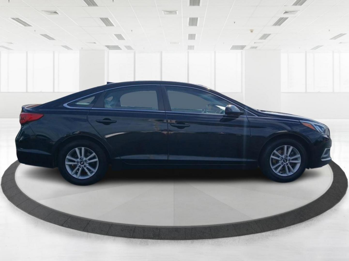 2017 Phantom Black Hyundai Sonata SE (5NPE24AF4HH) with an 2.4L L4 DOHC 16V engine, 7A transmission, located at 1184 Kauffman Ave, Fairborn, OH, 45324, (937) 908-9800, 39.807072, -84.030914 - Photo#1