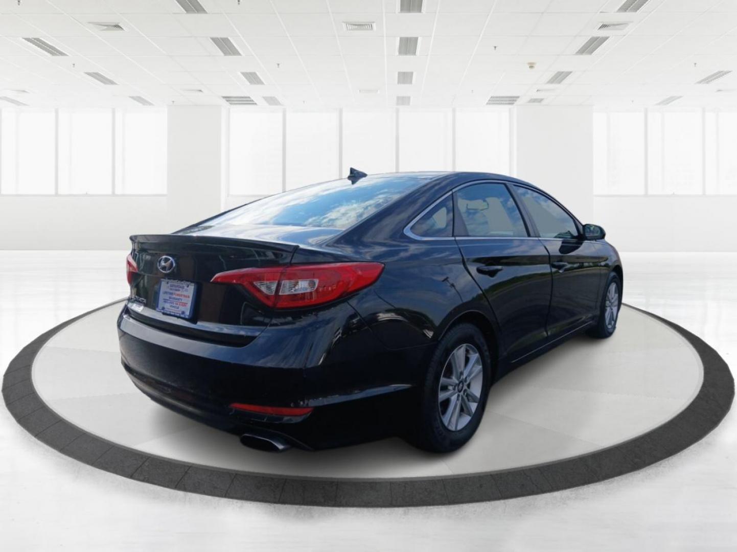 2017 Phantom Black Hyundai Sonata SE (5NPE24AF4HH) with an 2.4L L4 DOHC 16V engine, 7A transmission, located at 1184 Kauffman Ave, Fairborn, OH, 45324, (937) 908-9800, 39.807072, -84.030914 - Photo#2