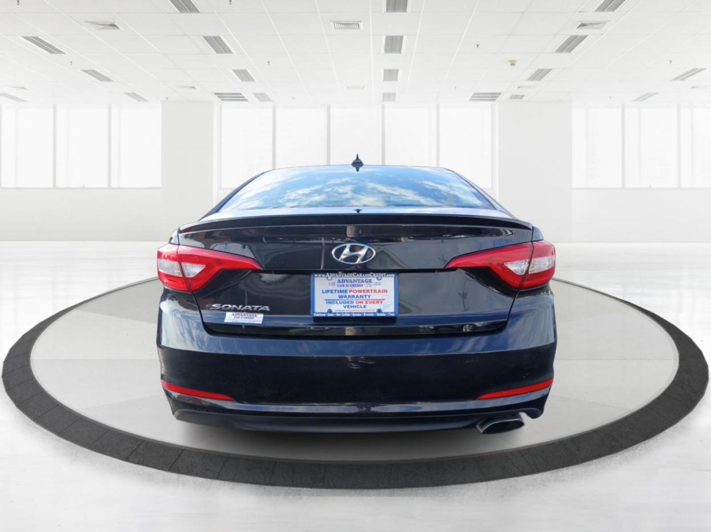 2017 Phantom Black Hyundai Sonata SE (5NPE24AF4HH) with an 2.4L L4 DOHC 16V engine, 7A transmission, located at 1184 Kauffman Ave, Fairborn, OH, 45324, (937) 908-9800, 39.807072, -84.030914 - Photo#3