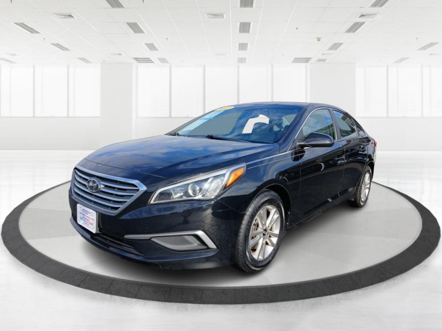 2017 Phantom Black Hyundai Sonata SE (5NPE24AF4HH) with an 2.4L L4 DOHC 16V engine, 7A transmission, located at 1184 Kauffman Ave, Fairborn, OH, 45324, (937) 908-9800, 39.807072, -84.030914 - Photo#7