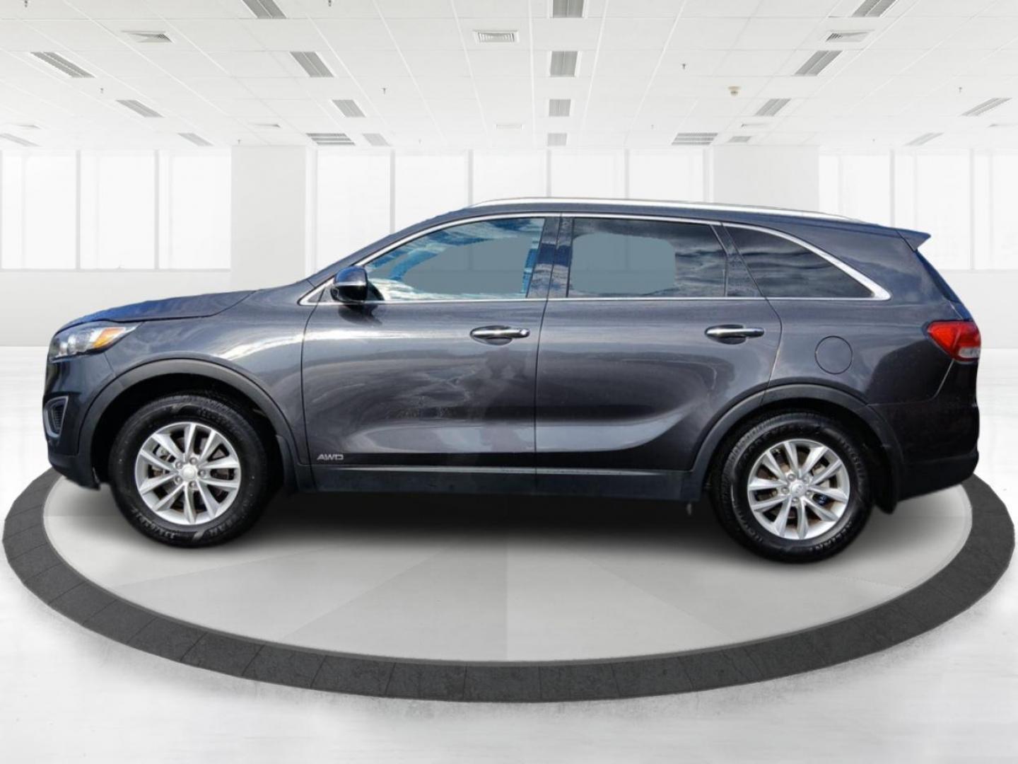 2017 Platinum Graphite Kia Sorento LX AWD (5XYPGDA39HG) with an 2.4L L4 DOHC 16V engine, 6A transmission, located at 1951 S Dayton Lakeview Rd., New Carlisle, OH, 45344, (937) 908-9800, 39.890999, -84.050255 - Photo#5