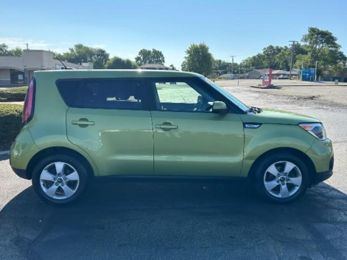 2017 Alien 2 Kia Soul Base 6A (KNDJN2A24H7) with an 1.6L L4 DOHC 16V engine, 6-Speed Automatic transmission, located at 1230 East Main St, Xenia, OH, 45385, (937) 908-9800, 39.688026, -83.910172 - Photo#5