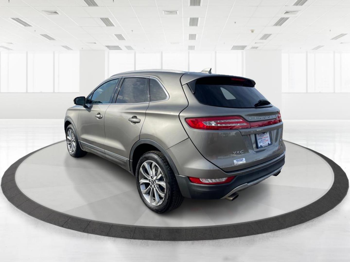 2017 Lincoln MKC Select AWD (5LMCJ2D95HU) with an 2.0L L4 DOHC 16V engine, 6-Speed Automatic transmission, located at 1184 Kauffman Ave, Fairborn, OH, 45324, (937) 908-9800, 39.807072, -84.030914 - Photo#4