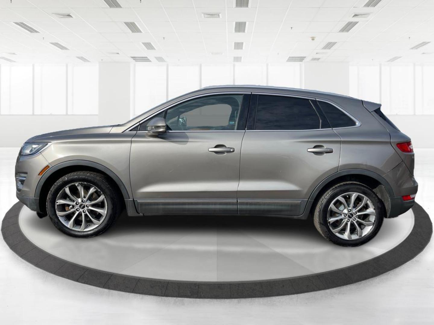 2017 Lincoln MKC Select AWD (5LMCJ2D95HU) with an 2.0L L4 DOHC 16V engine, 6-Speed Automatic transmission, located at 1184 Kauffman Ave, Fairborn, OH, 45324, (937) 908-9800, 39.807072, -84.030914 - Photo#5