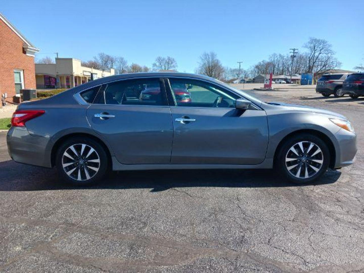 2017 Gun Metallic Nissan Altima 2.5 SV (1N4AL3AP3HC) with an 2.5L L4 DOHC 16V engine, Continuously Variable Transmission transmission, located at 1951 S Dayton Lakeview Rd., New Carlisle, OH, 45344, (937) 908-9800, 39.890999, -84.050255 - Photo#4