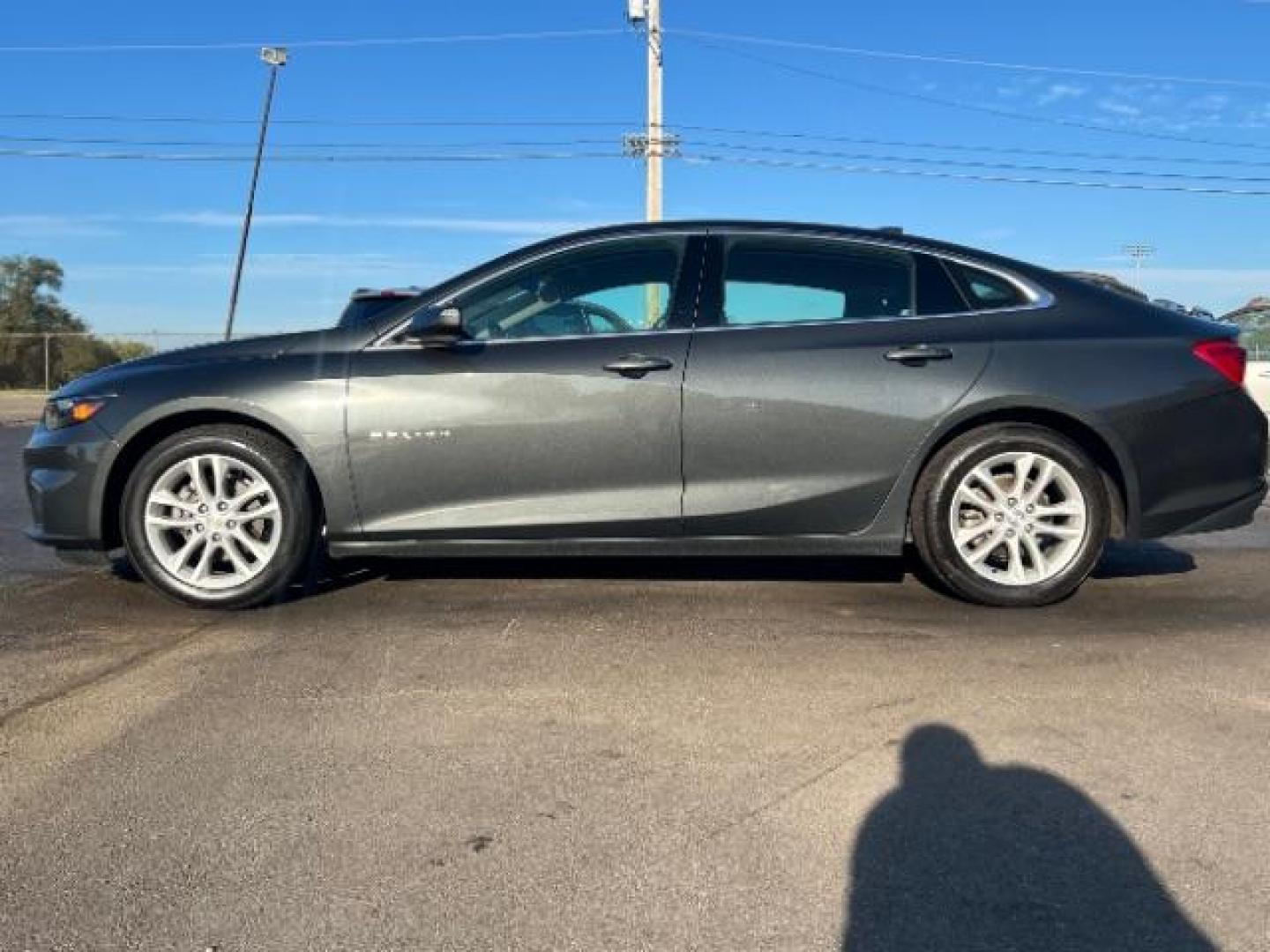 2018 Nightfall Gray Metallic Chevrolet Malibu LT (1G1ZD5ST9JF) with an 1.5L L4 DOHC 16V engine, 6-Speed Automatic transmission, located at 1230 East Main St, Xenia, OH, 45385, (937) 908-9800, 39.688026, -83.910172 - Photo#3