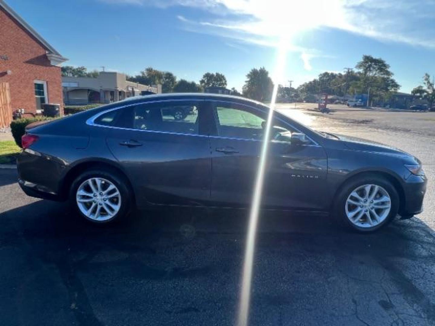 2018 Nightfall Gray Metallic Chevrolet Malibu LT (1G1ZD5ST9JF) with an 1.5L L4 DOHC 16V engine, 6-Speed Automatic transmission, located at 1230 East Main St, Xenia, OH, 45385, (937) 908-9800, 39.688026, -83.910172 - Photo#5