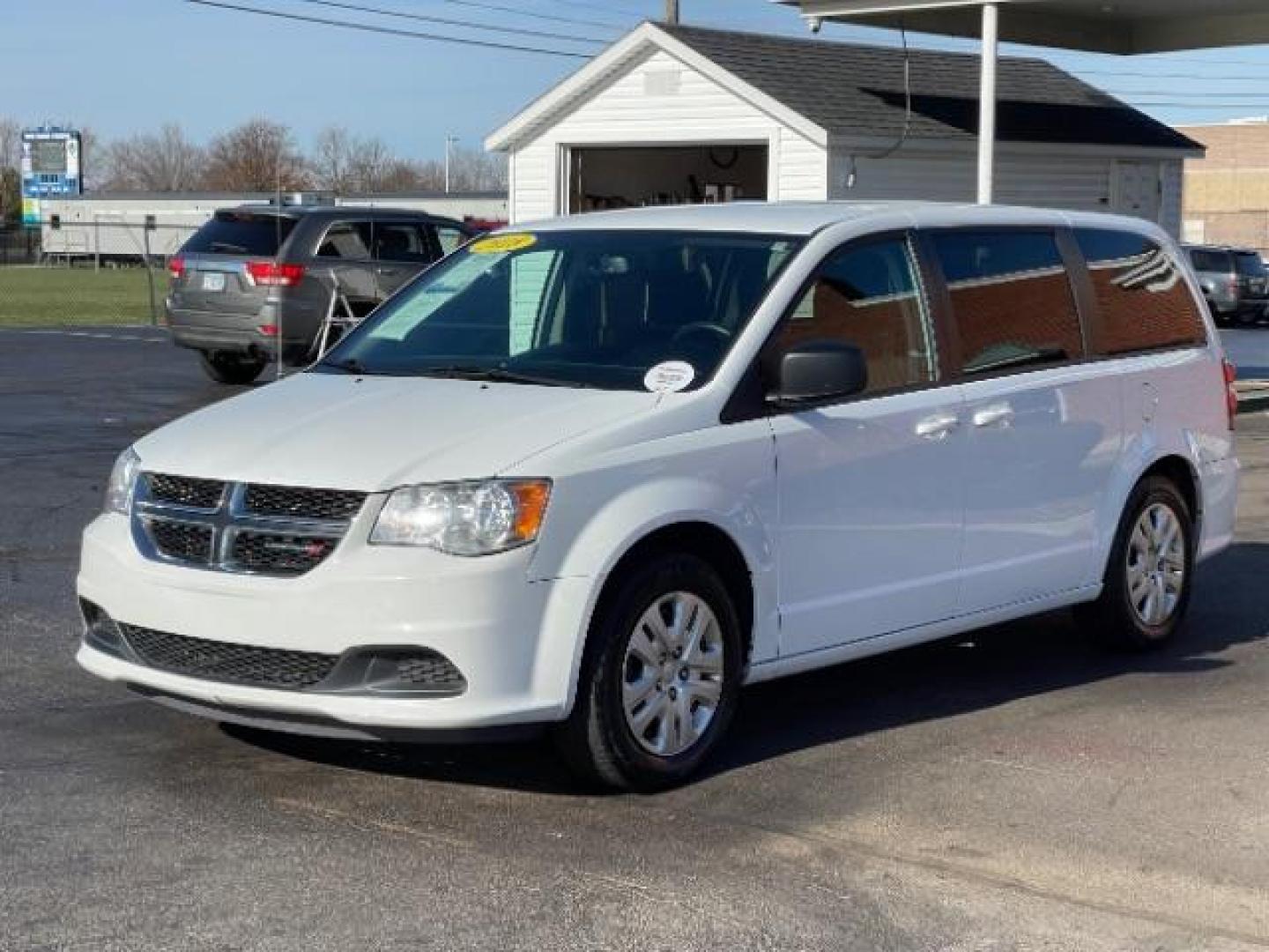 2018 White Knuckle Clear Coat Dodge Grand Caravan SE (2C4RDGBG0JR) with an 3.6L V6 DOHC 24V engine, 6-Speed Automatic transmission, located at 880 E. National Road, Vandalia, OH, 45377, (937) 908-9800, 39.891918, -84.183594 - Photo#1