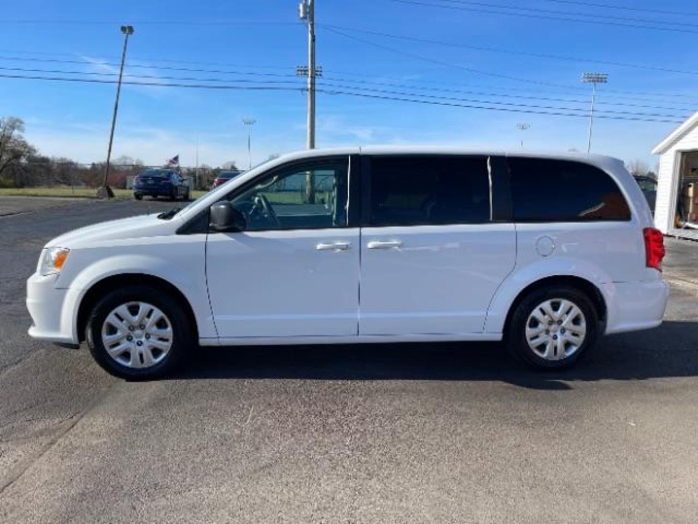 2018 White Knuckle Clear Coat Dodge Grand Caravan SE (2C4RDGBG0JR) with an 3.6L V6 DOHC 24V engine, 6-Speed Automatic transmission, located at 880 E. National Road, Vandalia, OH, 45377, (937) 908-9800, 39.891918, -84.183594 - Photo#2