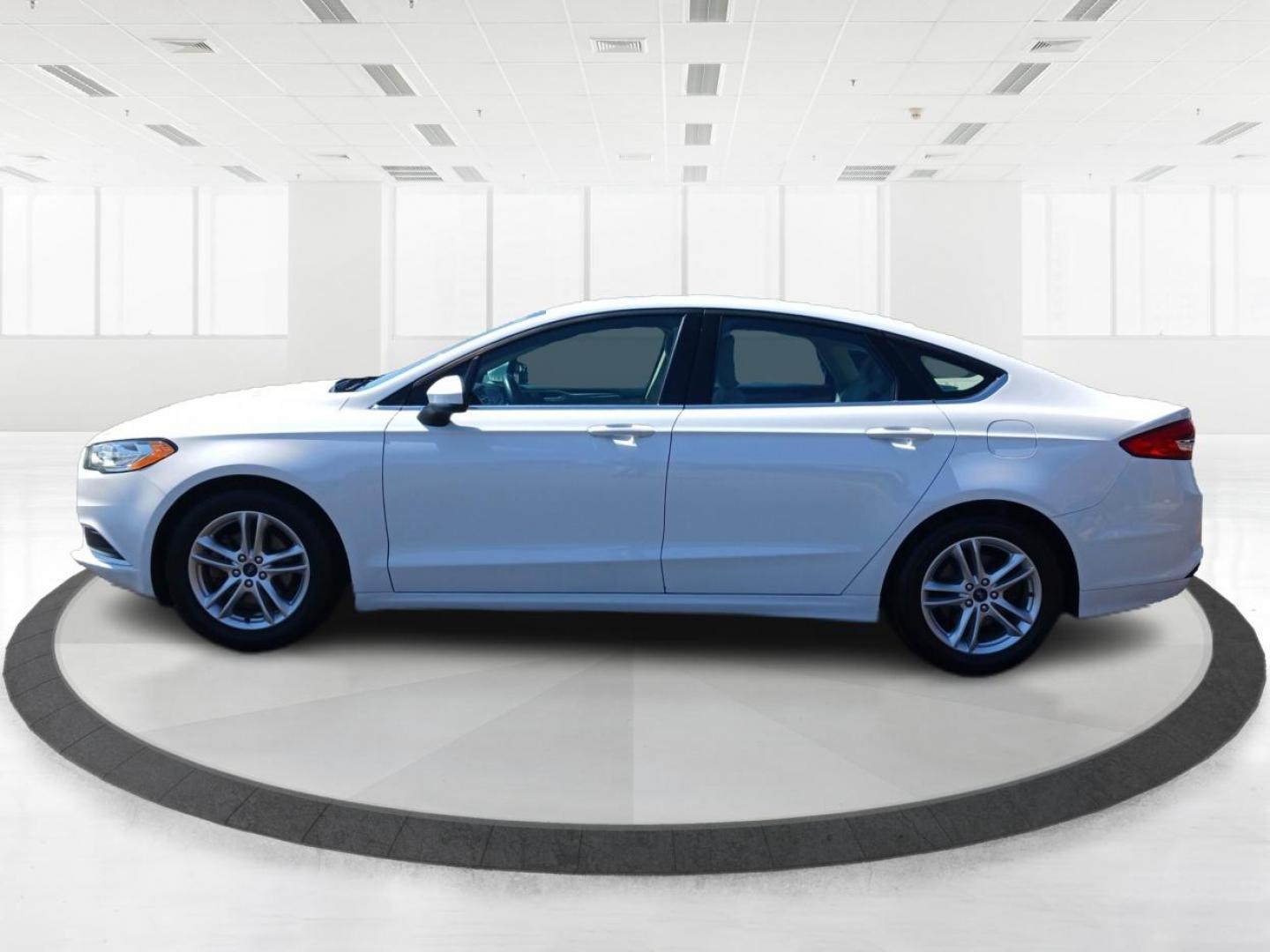 2018 White Platinum Metallic Tri-Coat Ford Fusion SE (3FA6P0HD3JR) with an 1.5L L4 DOHC 16V engine, 6A transmission, located at 401 Woodman Dr, Riverside, OH, 45431, (937) 908-9800, 39.760899, -84.123421 - Photo#5