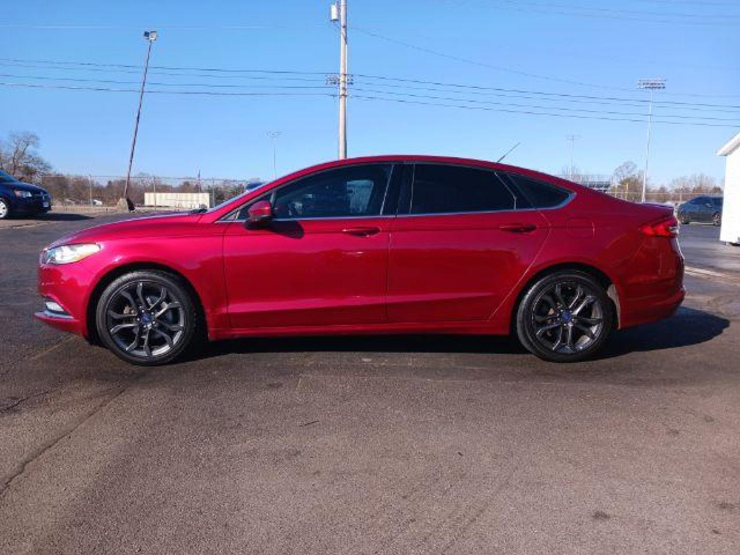 2018 Burgundy Velvet Metallic Tinted Clearcoat Ford Fusion SE (3FA6P0HDXJR) with an 1.5L L4 DOHC 16V engine, 6-Speed Automatic transmission, located at 1230 East Main St, Xenia, OH, 45385, (937) 908-9800, 39.688026, -83.910172 - Photo#3