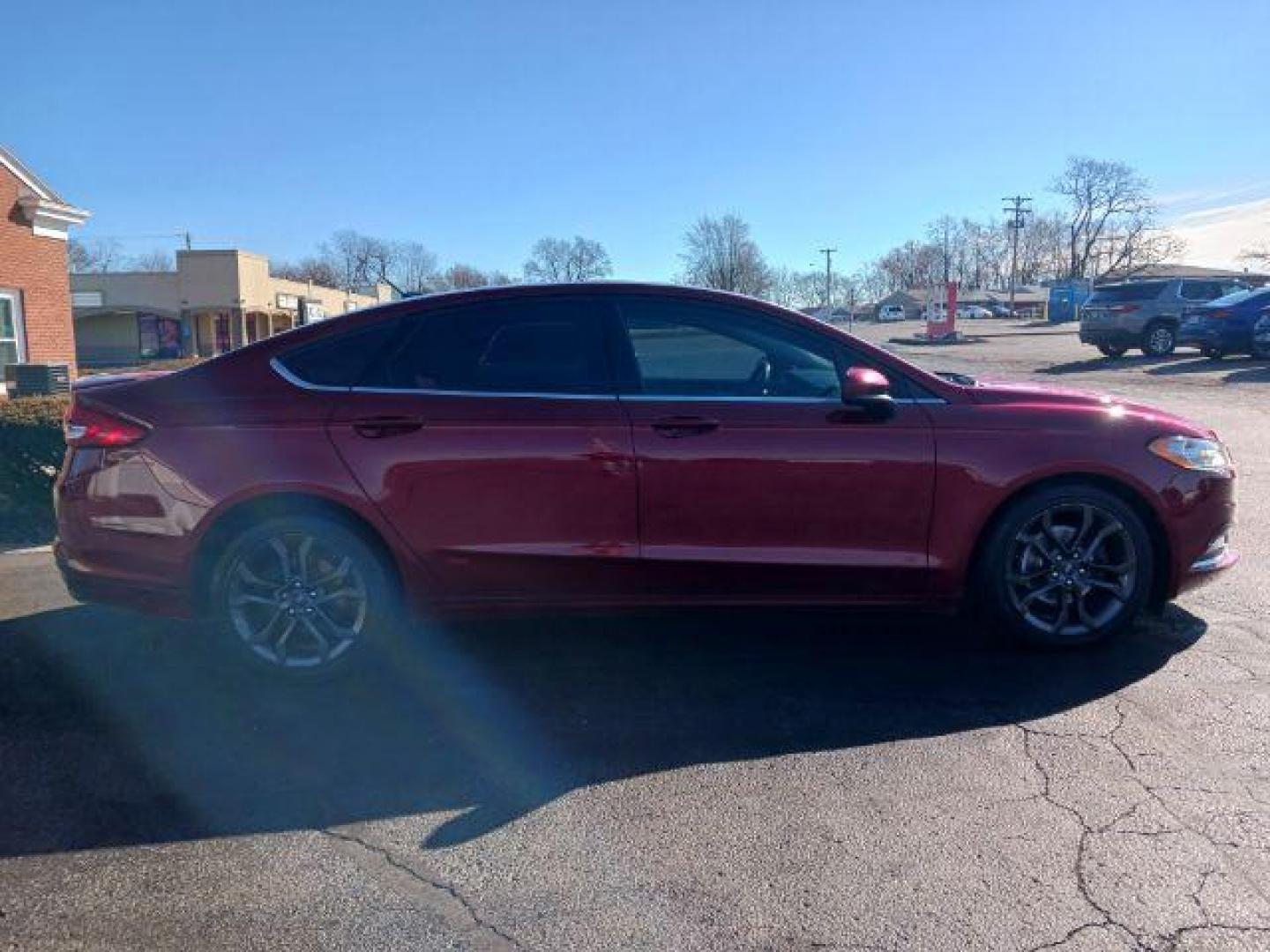 2018 Burgundy Velvet Metallic Tinted Clearcoat Ford Fusion SE (3FA6P0HDXJR) with an 1.5L L4 DOHC 16V engine, 6-Speed Automatic transmission, located at 1230 East Main St, Xenia, OH, 45385, (937) 908-9800, 39.688026, -83.910172 - Photo#4