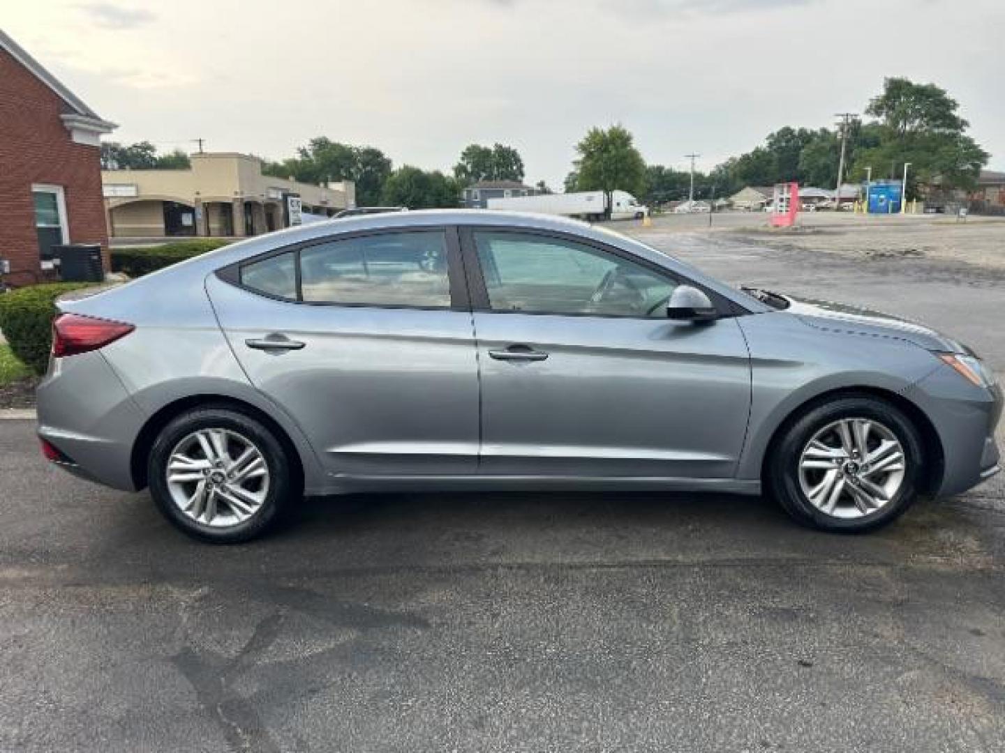 2019 Galactic Gray Hyundai Elantra Limited (KMHD84LF9KU) with an 1.8L L4 DOHC 16V engine, 6-Speed Automatic transmission, located at 1230 East Main St, Xenia, OH, 45385, (937) 908-9800, 39.688026, -83.910172 - Photo#5